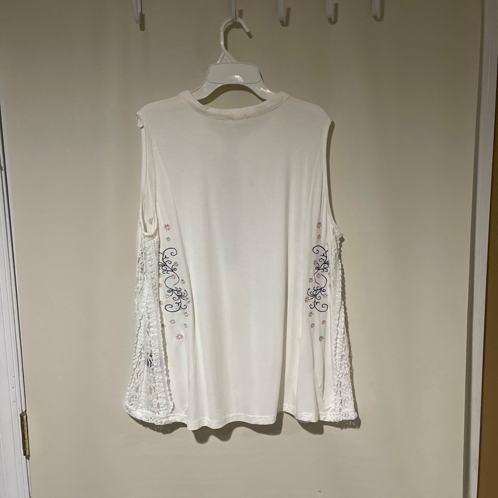 POL White Sleeveless Blouse with Blue Embroidery - Medium - Picture 7 of 8